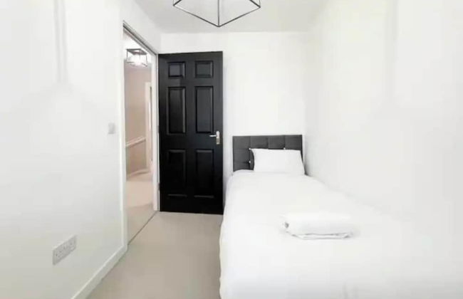 Charming 3 Bed Home in Stepps, Glasgow - Garden & Patio - Photo 8