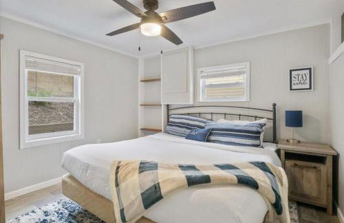 Beautiful Lake Front Home with Private Dock In Lick Branch Cove - Foto 14