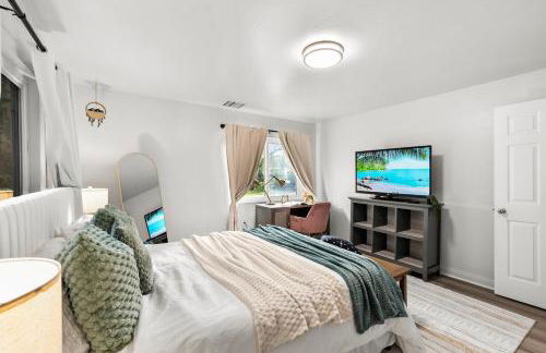 Entire Private Home with 4 Bedrooms 3 Bathrooms, King Bed, Big Yard, Prime Area, Ranch Style, Available Now - Photo 7