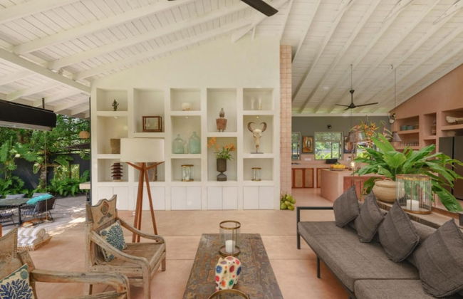 Cool and Contemporary Hilltop Villa With Ocean Views - Photo 3