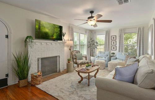 Whimsical Bluebird Cottage Hot Tub Patio Pet Friendly Central Location - Foto 5