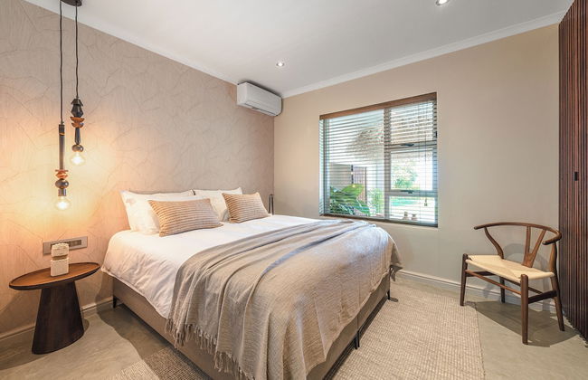 Relax in Style at This Stunning Villa in Camps Bay, Cape Town - Photo 6