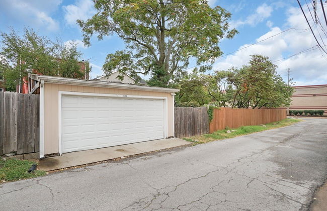 Spacious 3-Bedroom with King Bed - Photo 19