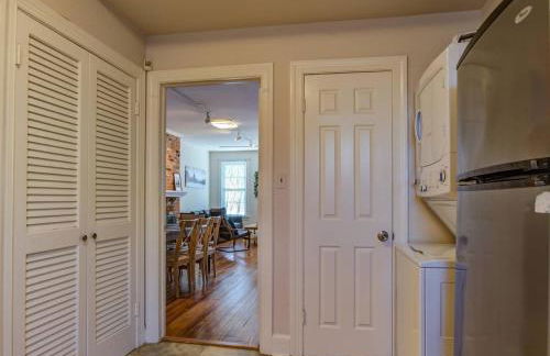 3BR Colonial House with Parking by CozySuites - Foto 26