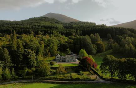 Traditional Highland lodge restored in the spirit of rural living, set in a wild landscape - NATURE ADVENTURE NURTURE - Foto 1