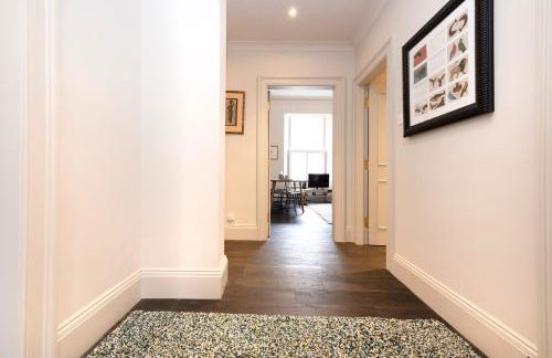 JOIVY Iconic Cockburn Street 4 Bedroom Apartment: Heart of Old Town - Foto 72