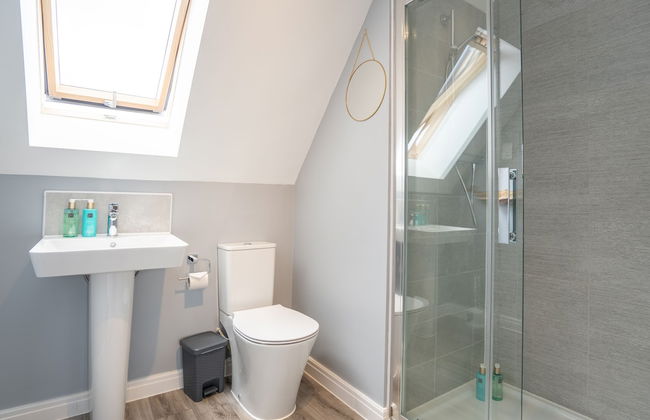 Comfortable 5 Bedroom Detached House With Parking - Photo 16