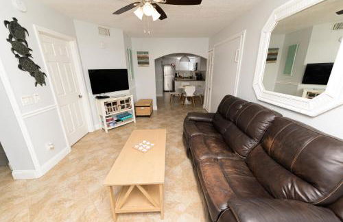 Enchanting 2-Bedroom Ground Floor Beach Condo at Cape Canaveral WiFi & AC - Foto 7