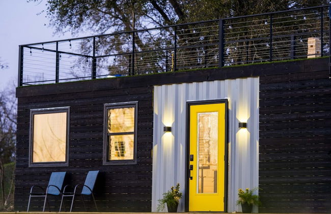 The Zephyr Tiny Container Home 12 min to Downtown Waco - Foto 1