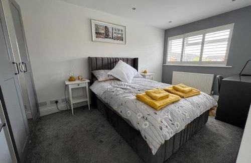 Weekend availability - 3 Bedroom House - Free Parking - Ideal for Families and Groups - Foto 2