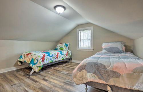 Creek-View Getaway with Deck, Yard, and Fire Pit! - Foto 14