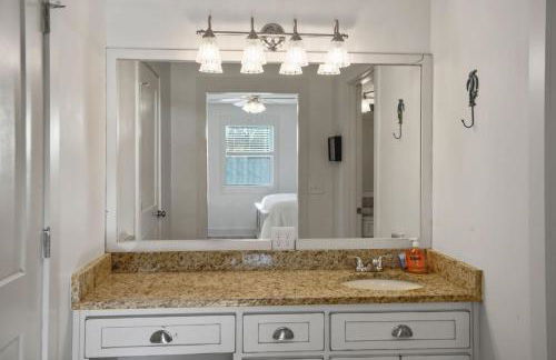 Southern Mermaid Cottage- Pet Friendly Fenced - Photo 27