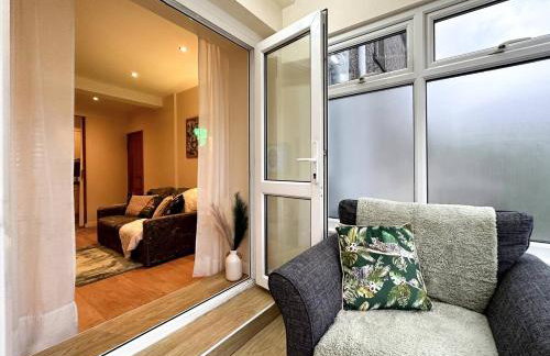 Joyful Jungle Jewel wBalcony & Foozeball-Ferndale - Foto 17