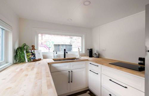 Stay Portland - The Graffiti Alley Tiny House - Food, Art & Beer - Photo 7