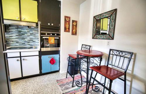 Retro-Inspired Stay BBQ Patio Close to Downtown - Foto 17