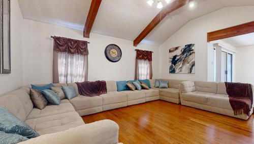 Walk to Park! Family-Friendly Laredo Home with Yard - Foto 3