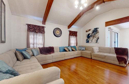 Walk to Park! Family-Friendly Laredo Home with Yard - Foto 3