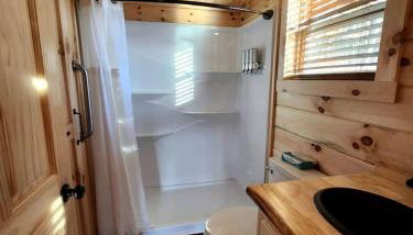 Luminous Cabin near Tappan Lake with Hot-Tub, BBQ and Deck in Ohio - Foto 4