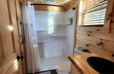 Luminous Cabin near Tappan Lake with Hot-Tub, BBQ and Deck in Ohio - Foto 4