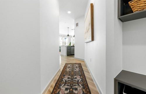 Elevated Contemporary 2BR 2BA with Balcony - Foto 40