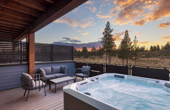 Sleeps 40! 8 Modern Units/20 Bdrs w/ Deck+hot Tub, 10mins to Downtown & Old Bend - Photo 3