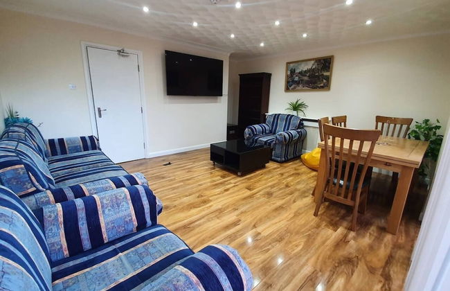 Lovely 5-bed House in Essex - Photo 9