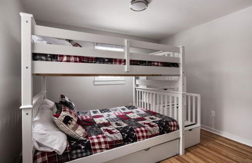 Dog-Friendly w Hot Tub, Fire Pit & River Access - Photo 15