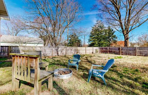 Yard, Porch and Fire Pit! Century-Old Hebron Escape - Foto 28