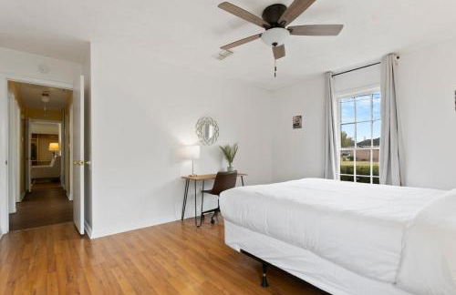 Large Fenced Yard near Midtown- Shamrock Stay - Foto 37