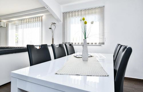 Apartman Lavanda sa bazenom i okućnicom 4* - Foto 8