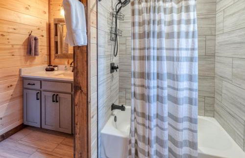 WolfCabin Lux Family Home, Fire Pit, Hot Tub, ADA ramp, ez paved rds - Foto 78