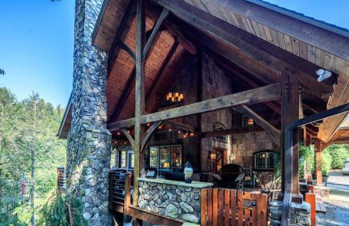 Luxury Riverfront Lodge - Sleeps 12, VIEWS, Fireplaces, Dogs OK - Photo 1