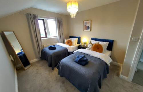 Spacious Dewsbury Home, 8 beds, sleeps 10, Free Parking and Wifi, 3 TVs, Close to motorways - Foto 38