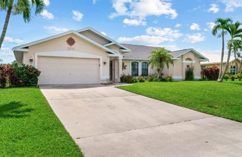 Pelican Paradise! Waterfront, BBQ, Heated Pool, King Bed, Luxury, Family Fun & More - Foto 51