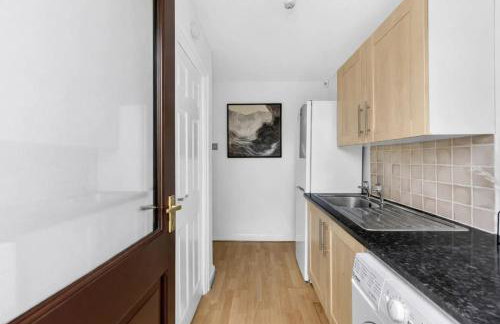 Detached House - Prime Location - Free Parking, Fast Wifi and Smart TVs with Sky TV and Netflix by Yoko Property - Foto 25