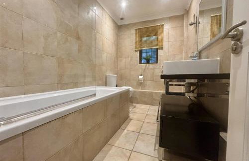 Private Five Bedroom Bungalow in Chertsey - Foto 9