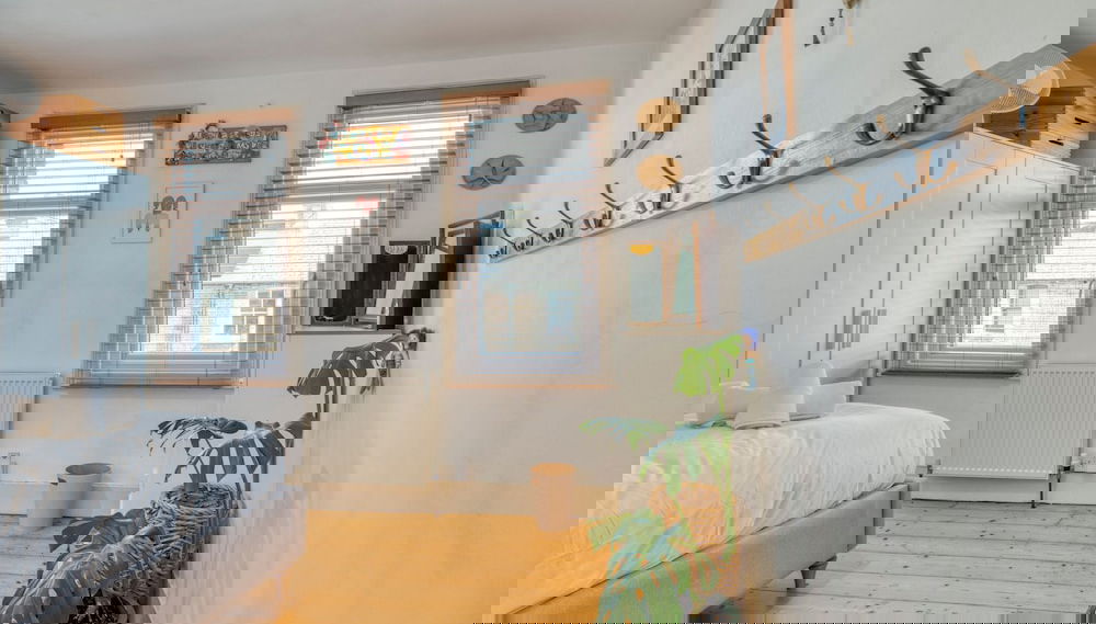 Stylish 2BD with Private Garden & Sauna - Foto 1, Habitación