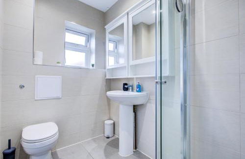 The Iver - 3BR - Spacious House - Free Parking - Photo 25