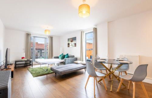 FREE fast Wi-Fi, Netflix & Large Lounge & Balcony! - Foto 16