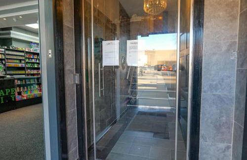 Zeenat Central Bury - Modern 2BR with Free Parking Sleeps 6 - Foto 39