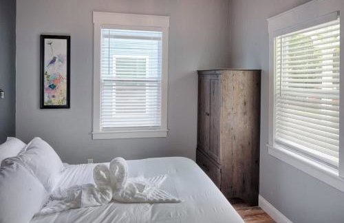 Quaint Cottage with Private Pool-Walk to Everything - Foto 26