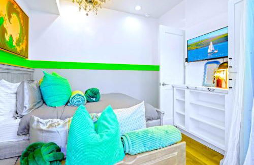 D- Hip & Stylish NoHo Family-Friendly Home near Universal & Hollywood with Patio - Hot Tub - Games - & Parking - Foto 19