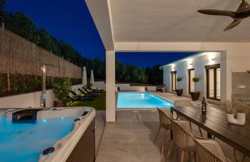 Apartment Gironi with Pool, Jacuzzi - Photo 36