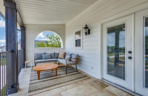 Stunning Lake House with a Pool and Hot Tub - Photo 16