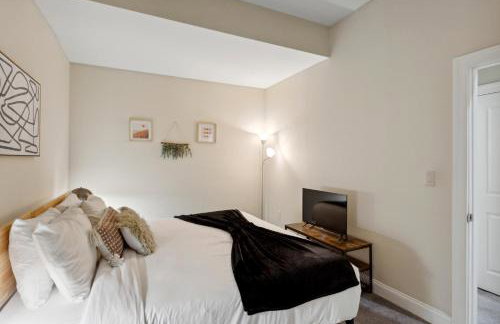 Sleeps 4! 2BR, Gym, Paid Parking, Close to Major Attractions - Foto 70