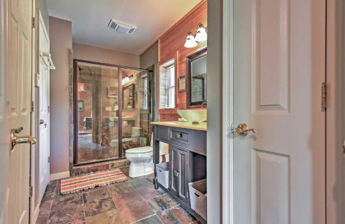 Hillside Cabin on 43 Acres with Private Lake and View! - Foto 12