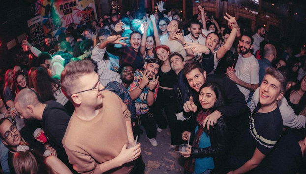 Photo de groupe dans un des lieux de la soirée