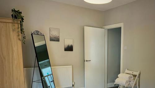 Three Bedroom City Home with Garden - Photo 3