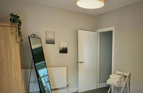 Three Bedroom City Home with Garden - Photo 3