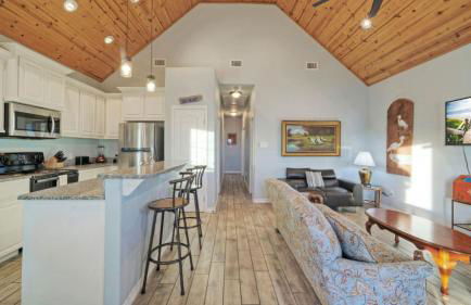 Waterfront Shared Pool w/ Bay Views, Boat Dock Oscar's Lodge by Avantstay - Foto 12